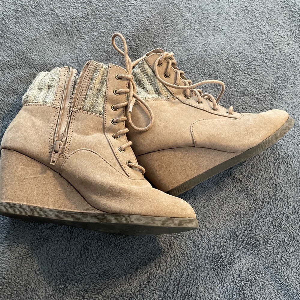 Woman’s booties. Size 6.5
